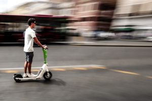 Account bloccati, periferie sguarnite e servizi sospesi. Cosa succede a Roma con i monopattini in sharing
