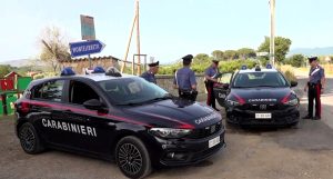 L'abbandona a casa, va in vacanza e l'anziana madre muore. Arrestata prima della fuga