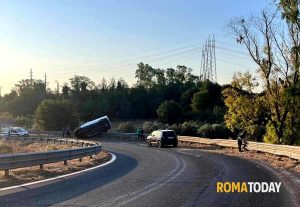 In fuga dai carabinieri sul furgone rubato finiscono fuori strada, morto un uomo