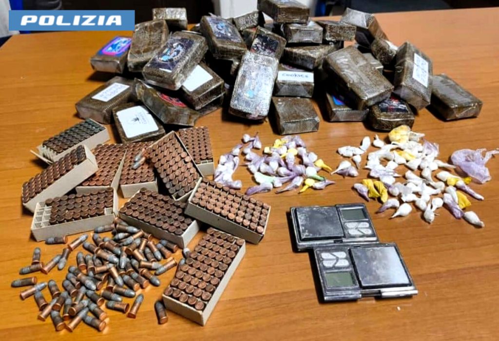 Nonno pusher nasconde 44 panetti di hashish nel frigorifero