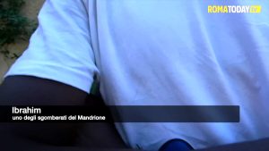 VIDEO | Sgomberati dal Mandrione, passano la notte in strada: la polizia interviene con un blindato