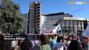 VIDEO | "Se mi fermo io si ferma Roma": la protesta delle cooperative sociali sotto la Regione