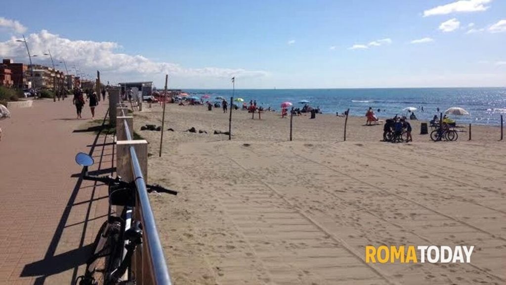Ostia, entra nudo in mare e palpeggia una 13enne per violentarla. Preso dopo la fuga