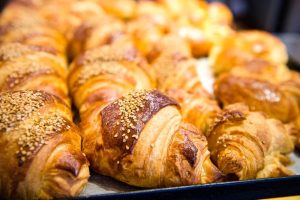 Rapina la cornetteria e scappa con 100 euro