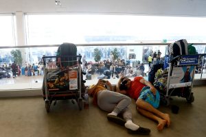 Aeroporto di Fiumicino, nottata complicata : in attesa dei voli si dorme per terra