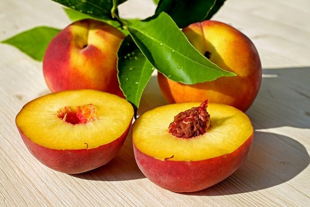 Pesche, perché mangiarle fa così bene