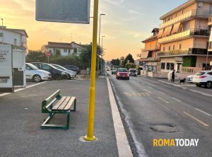 Periferie di Roma senza pensiline, utenti costretti ad aspettare gli autobus sotto il sole