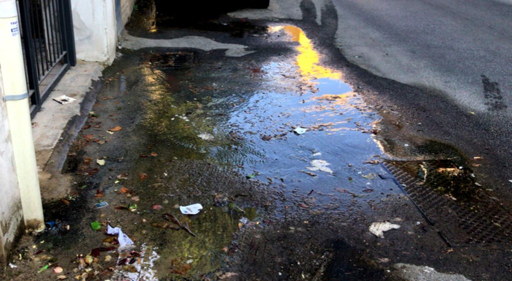 Strada allagata e lesioni dell'asfalto a Torrevecchia. "Non si riesce nemmeno a entrare in casa"