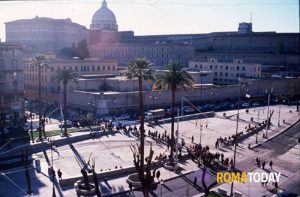 Scippa una donna in piazza, rapinatore fermato dai passanti