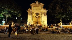 Turista picchiato e rapinato dal branco, la fidanzata scatta foto e incastra uno dei malviventi