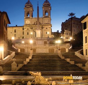 Dramma a piazza di Spagna, uomo si accascia a terra e muore