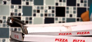 Si finge poliziotto e porta via le pizze senza pagare