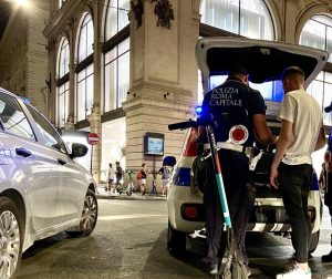 Vial del Corso, un rider ha aggredito un agente della polizia locale