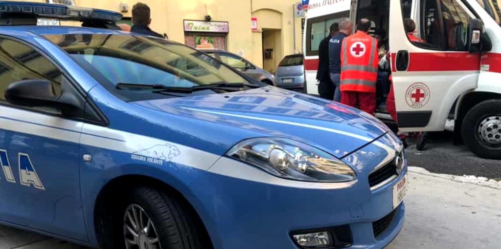 Roma, donna nuda danneggia auto in sosta e colonne per le ricariche elettriche