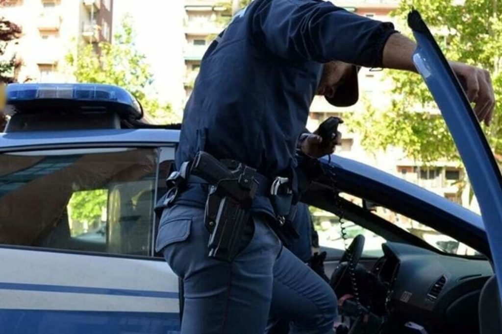 Anziano seguito e rapinato nell'androne del suo palazzo da due uomini