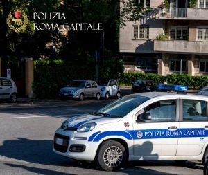 Trastevere, rintracciato il tassista abusivo che travolse dei tavolini di un ristorante