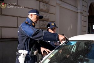 In giro per il centro di Roma con un permesso disabili revocato e patente scaduta