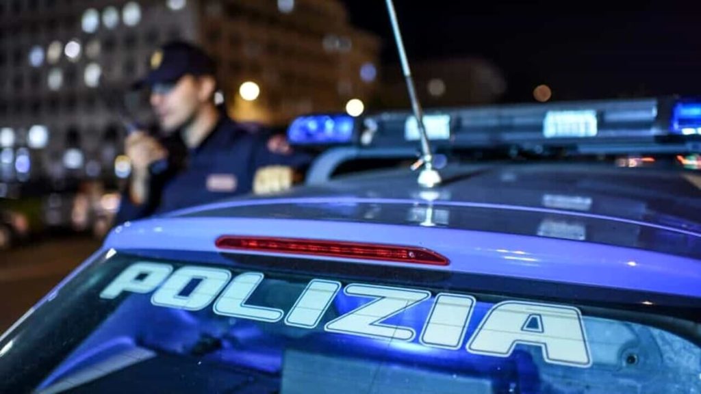 Spara colpi in aria per "cacciare" un clochard, poi gli brucia il materasso