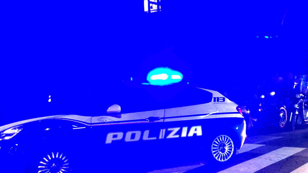 In fuga sullo scooter rubato rischiano di investire clienti del pub, in tasca della droga
