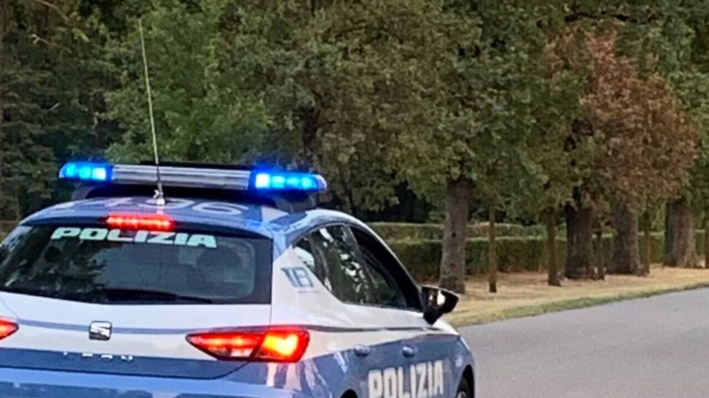 Donna rapinata in un parcheggio. Bandito sfonda il vetro e le strappa il Rolex dal polso