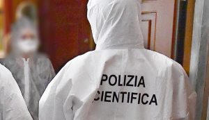 Pazienti trovano medico morto nello studio, scientifica sul posto