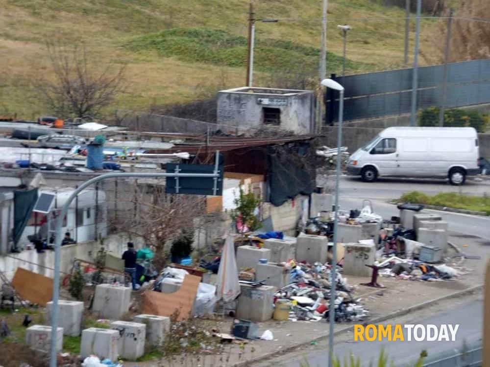 Tor Sapienza, preoccupano i roghi del campo rom di via Salviati