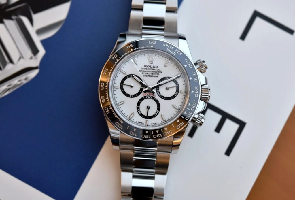 Con la tuta da sub e il passamontagna rapina Rolex