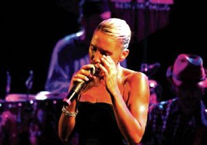 Samantha iorio canta Burt Bacharach al Village Celimontana