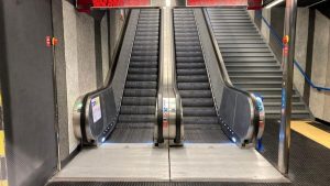 Attivista di Forza Italia presa a calci sulle scale mobili della metro: "Svenuta per il colpo subito"