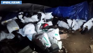 Il capannone alle porte di Roma dove venivano nascosti gli scooter rubati: 52 mezzi trovati