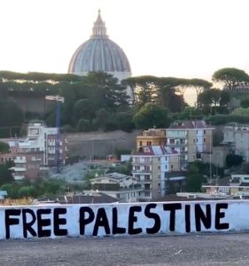 Monte Ciocci, cancellata la scritta romantica per Roma per un messaggio Pro Palestina