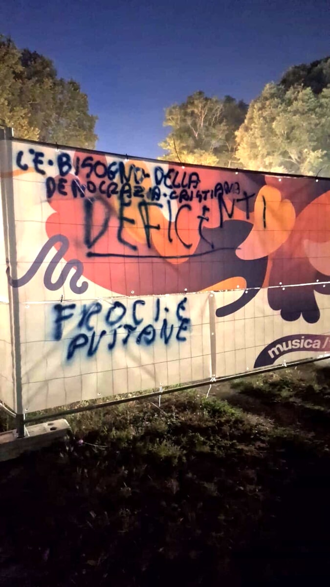 "Fr*ci e putt*ne, serve la democrazia cristiana". Scritte omofobe contro la Festa del Pd a Caracalla