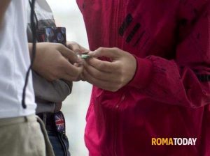 La base dei giovani pusher per vendere hashish e cocaina