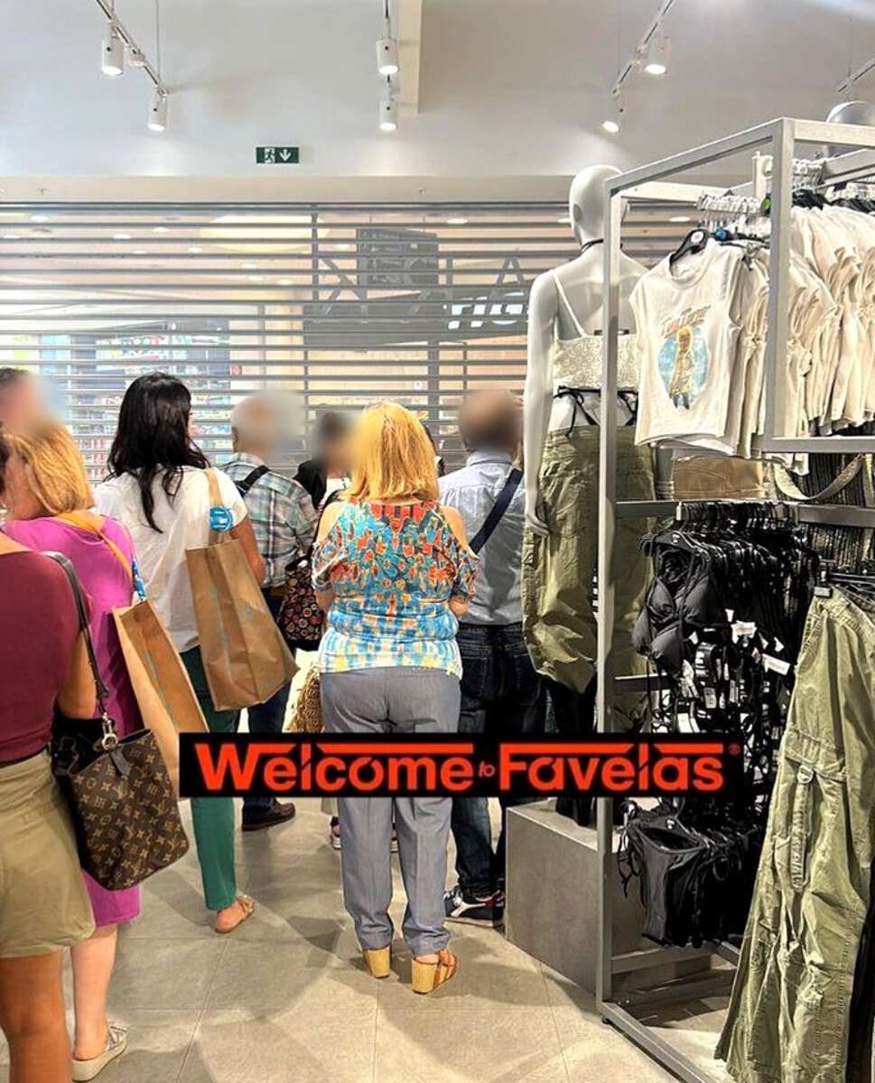 Spari al centro commerciale, negozianti e clienti barricati nei negozi: "Attimi spaventosi"