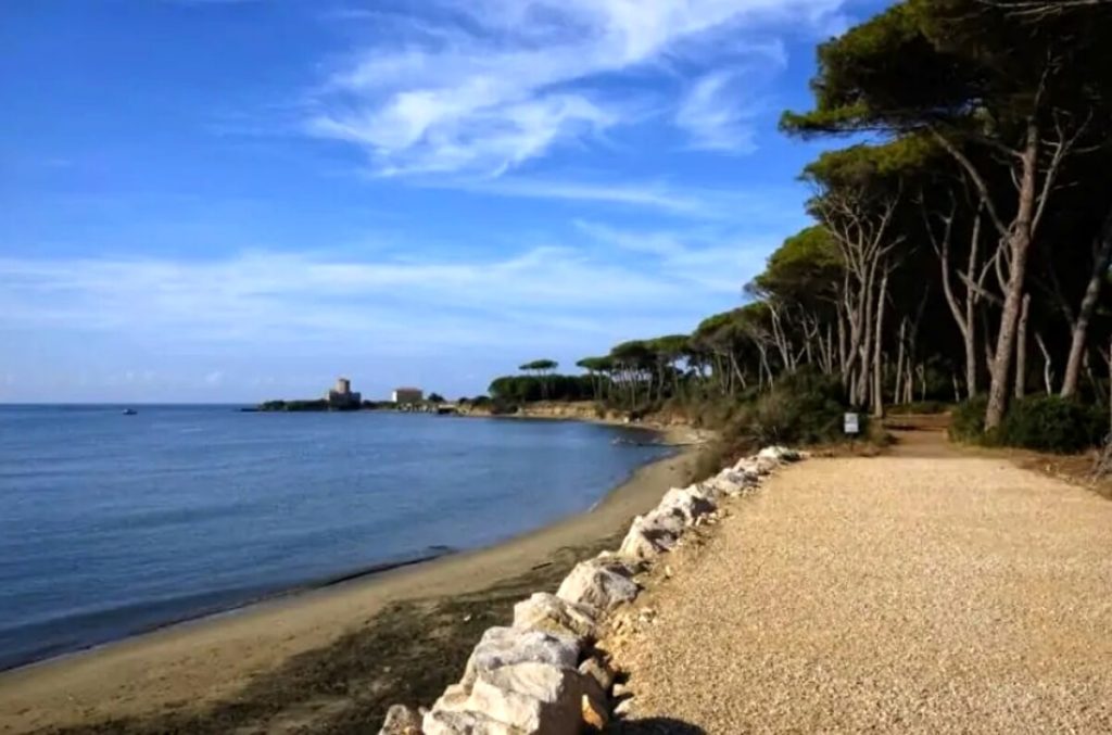 Riapre la spiaggia di Torre Astura, una delle più belle del Lazio (a un'ora da Roma)