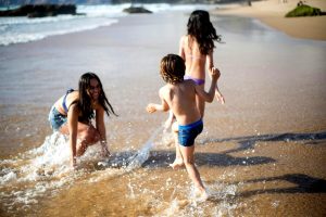 Dove andare in vacanza con i bambini al mare in Italia ad agosto: 5 mete per ogni esigenza