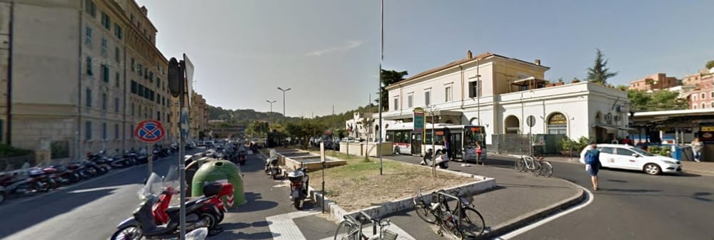 Un filare di alberi contro l'inquinamento dei mezzi pubblici