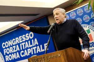Forza Italia spinge per un rimpasto, Rocca frena. Ma dopo l’incontro in Regione sono solo “baci e abbracci”