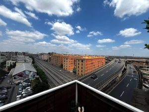 Vivere con la sopraelevata come vicina di casa. Dentro i palazzi con i balconi "alla Fantozzi"