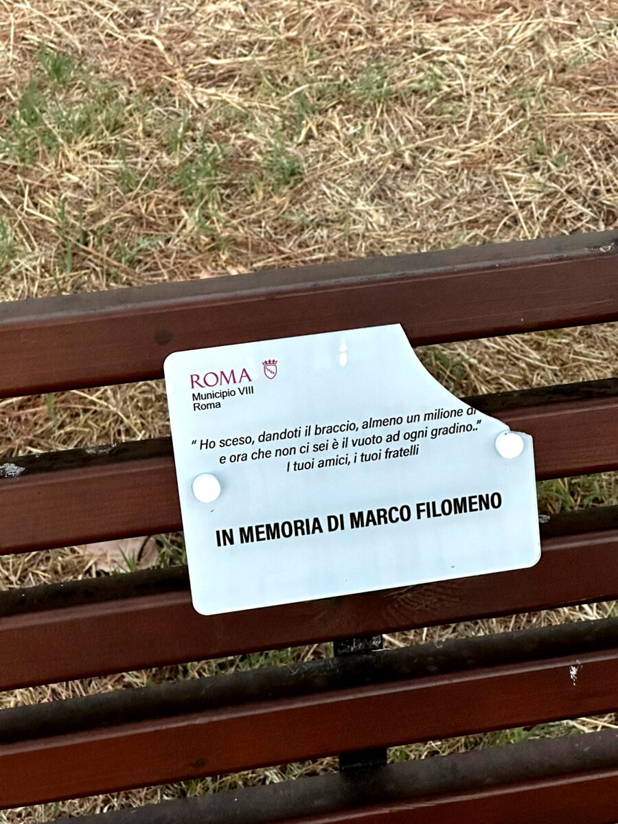 Inaugurata e subito vandalizzata la targa per Marco Filomeno, morto a 30 anni in un incidente