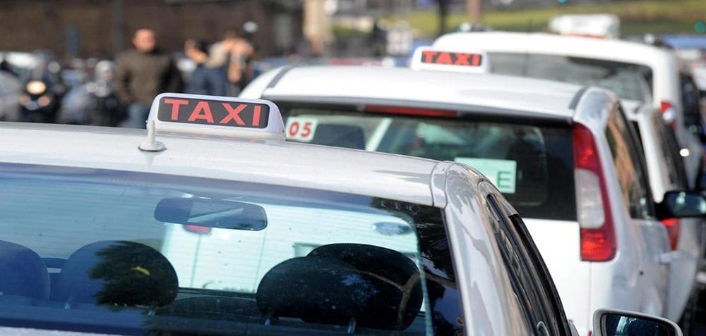 Aumento delle tariffe taxi a Roma, il Codacons farà ricorso: "Uno schiaffo a turisti e cittadini"