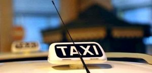 Roma, tassista rapinato da una trans e ferito con un coltello