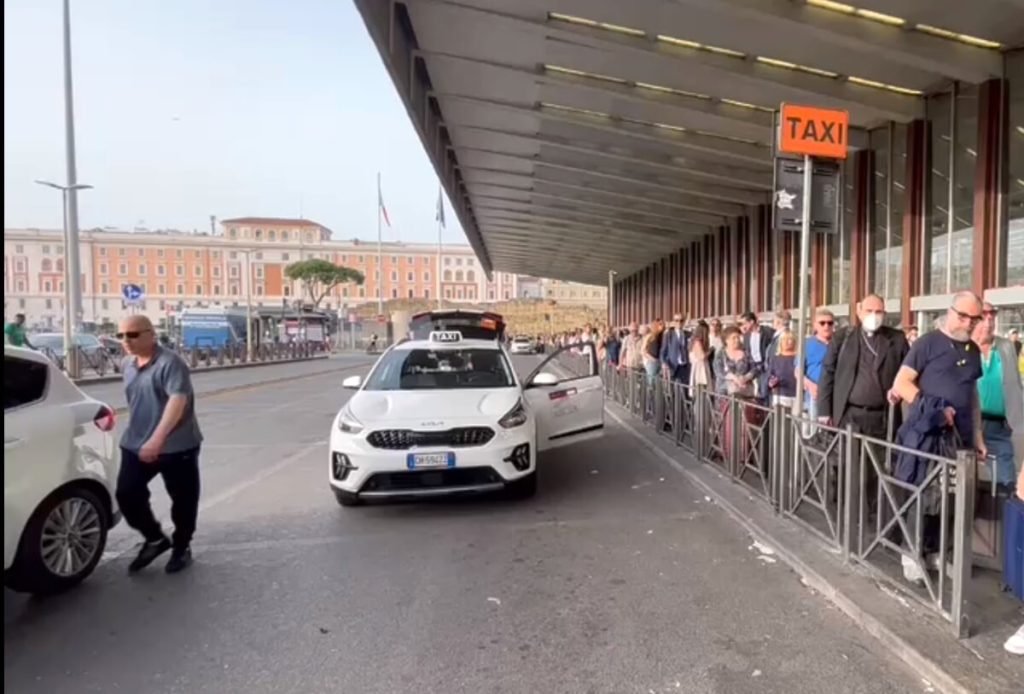 Taxi a Roma, aumentano tutte le tariffe: la corsa minima costerà 9 euro