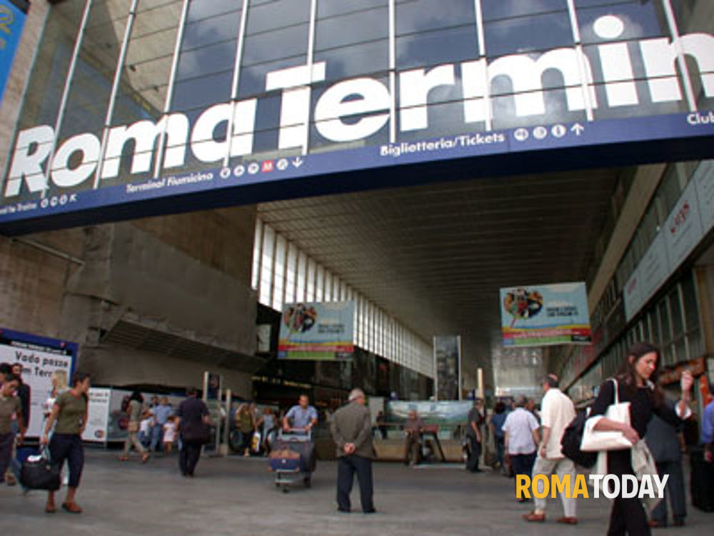 Ladri e borseggiatori scatenati a Termini, la polizia arresta 5 persone