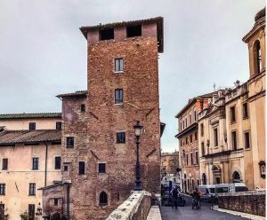 La torre con una testa di donna incastonata nel muro: dove trovarla a Roma