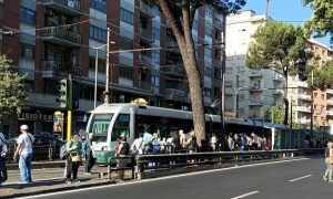 Scontro sui binari su via Prenestina. Centocelle senza tram, bus sostitutivi in strada