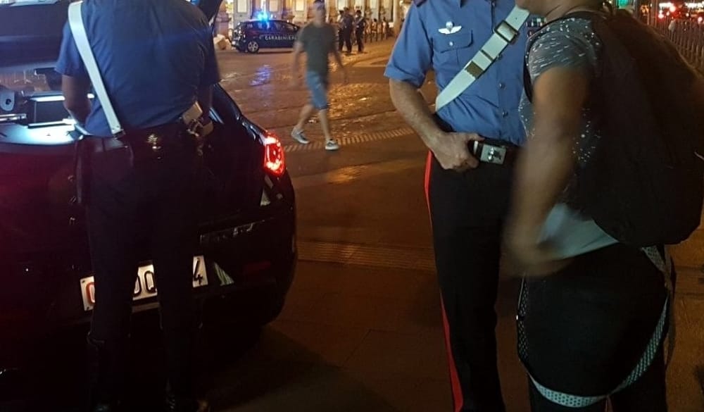 Movida violenta: 19enne minacciato con un coltello e rapinato dal branco
