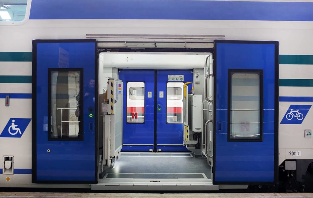 Uno tira il freno d'emergenza, l'altro va nel panico e rompe un finestrino. Così è nato il caos sui treni regionali