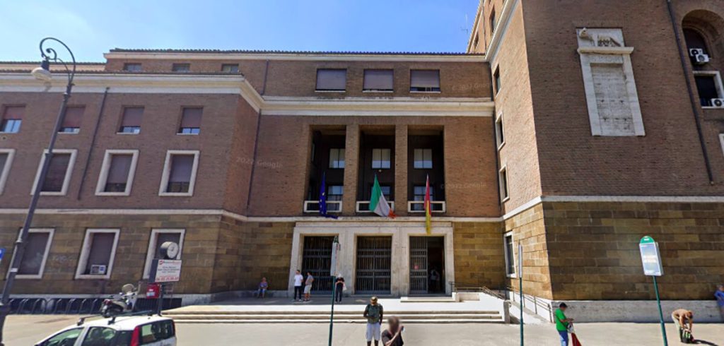 A Roma risiede la signora "Mala Vita" e abita nell'ufficio anagrafico. Lo scherzo di ignoti fa infuriare il Campidoglio