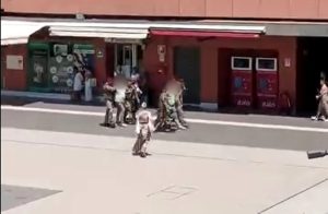 Maxi rissa sulla metro B, panico a Roma Tiburtina: passeggeri in fuga da un uomo con una sega